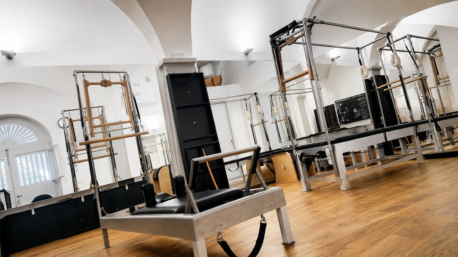 La sala principale di Pilates Boutique Firenze con gli apparatus classici